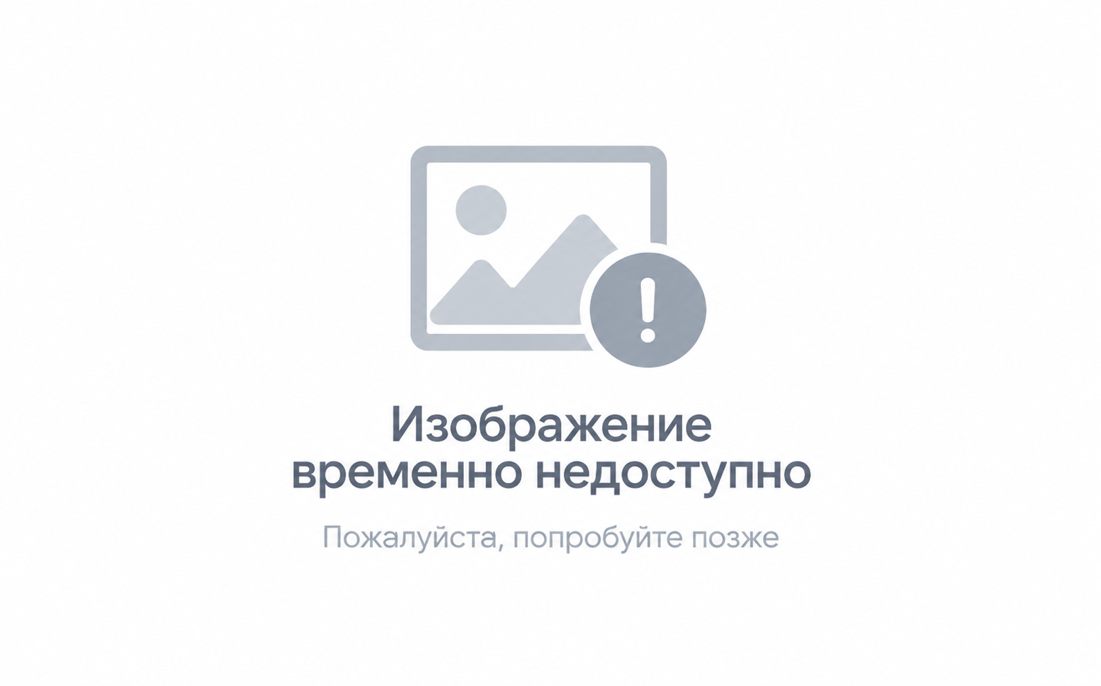 Медсестра с лекарством и шприцем в руках